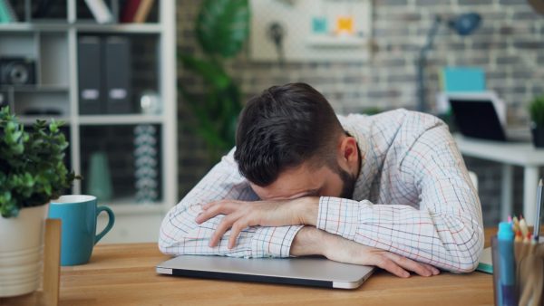 Vedlejšáky, přepracovanost a ticho po práci: Jak dnes vypadá běžný den českého dospěláka